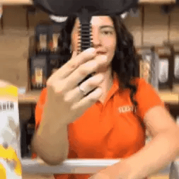 Vaporeta limpiando superficies difíciles